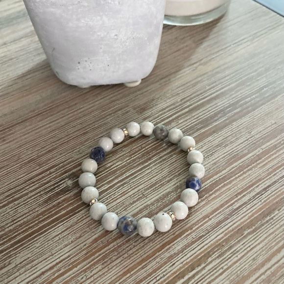 Snowy Whispers Bead Bracelet - Picture 4 of 5